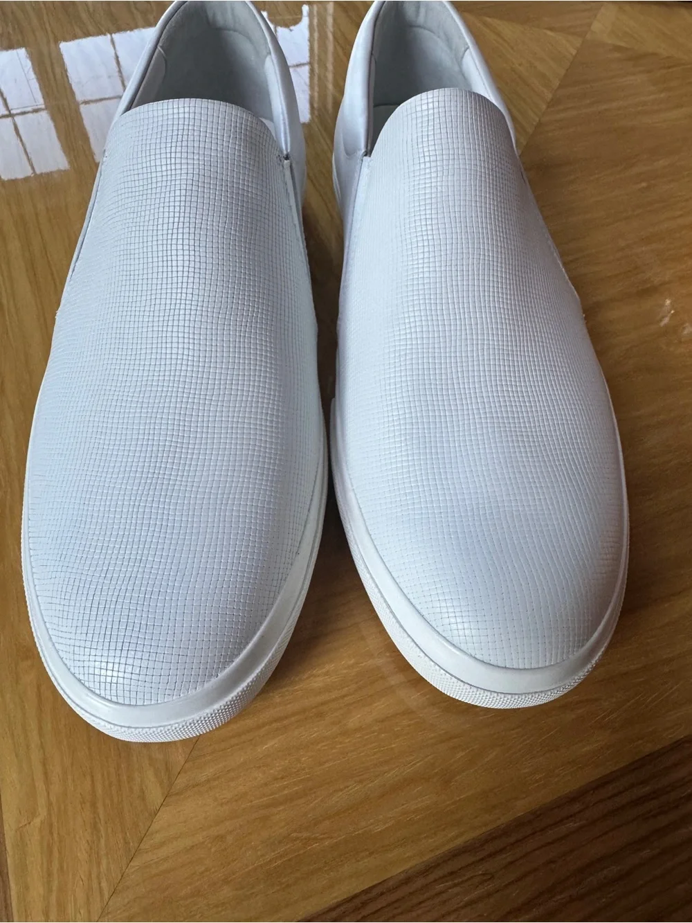 Vince White Leather Slip-On Sneakers Men’s Size 11M Textured Casual Shoes NWOT